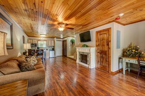 TV, fireplace - Beautiful Townhome at Willow Creek Falls Lodge (Blue Ridge)