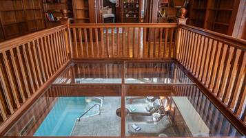 Innendørsbasseng og et oppvarmet basseng