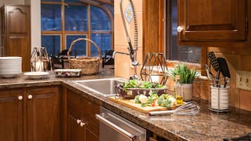 KylskÄp, mikrovÄgsugn, ugn och spishÀll