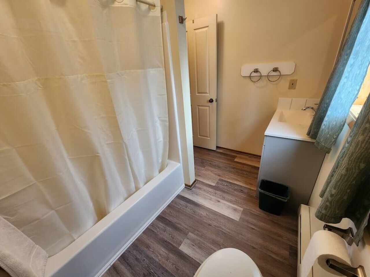Un baño con ducha, inodoro y lavabo.