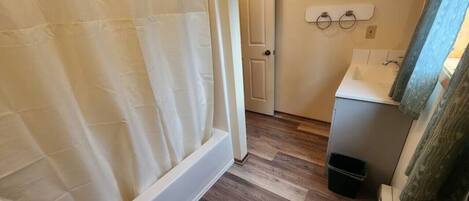 Un baño con ducha, inodoro y lavabo.