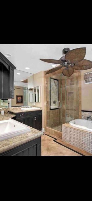 Combined shower/tub, jetted tub, hair dryer, towels - 172 a nt, Luxury, Ocean front Condo, 3BDR 2BA, 30-60 day rental. (Huntington Beach)