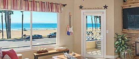 Een smart-tv, boeken en een kantoor