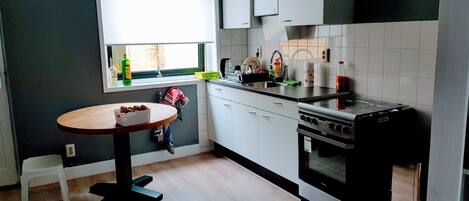 Een koelkast, een oven