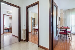 Dining - Modern and spacious apartment perfect for 5 guests is located in the Santa Rita area, a residential and very quiet area, a 10-minute walk from Prato della Valle and the Basilica of Sant'Antonio and 5 minutes from the main hospitals. Nearby you can find a (Padova)