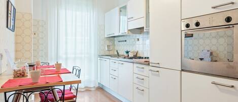 Een oven, een kookplaat, een koffiezetapparaat/waterkoker