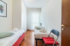 2 habitaciones, tabla de planchar con plancha, wifi y ropa de cama