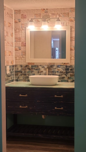 Combined shower/tub, towels