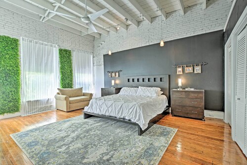 Walk to Dtwn Distilleries: Nulu Art District Loft