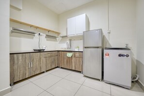 Réfrigérateur, micro-ondes, bouilloire électrique