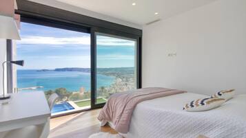 5 bedrooms, desk, Internet