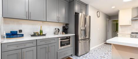 Réfrigérateur, micro-ondes, four, plaque de cuisson