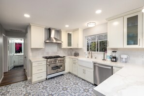 Fridge, microwave, oven, stovetop - Luxury remodeled home in the heart of Los Gatos - Home Away from Home! (Los Gatos)