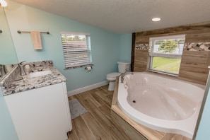 Shower, jetted bath, towels - Riverview cottage (Grant-Valkaria)