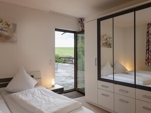 3 bedrooms, iron/ironing board, WiFi, bed sheets - Eifelnatur (Haus 1) by Interhome (Immerath)