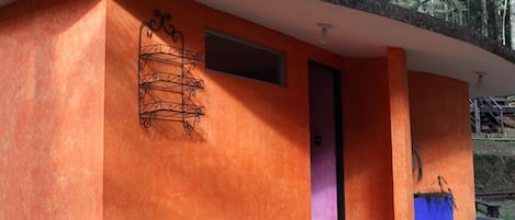 Douche, douche à « effet pluie », serviettes fournies