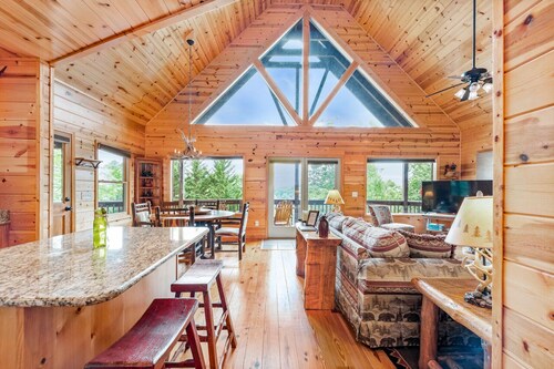 Upscale Cabin with Mountain Views - Pet Friendly!