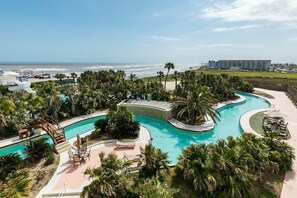 Een binnenzwembad en een buitenzwembad