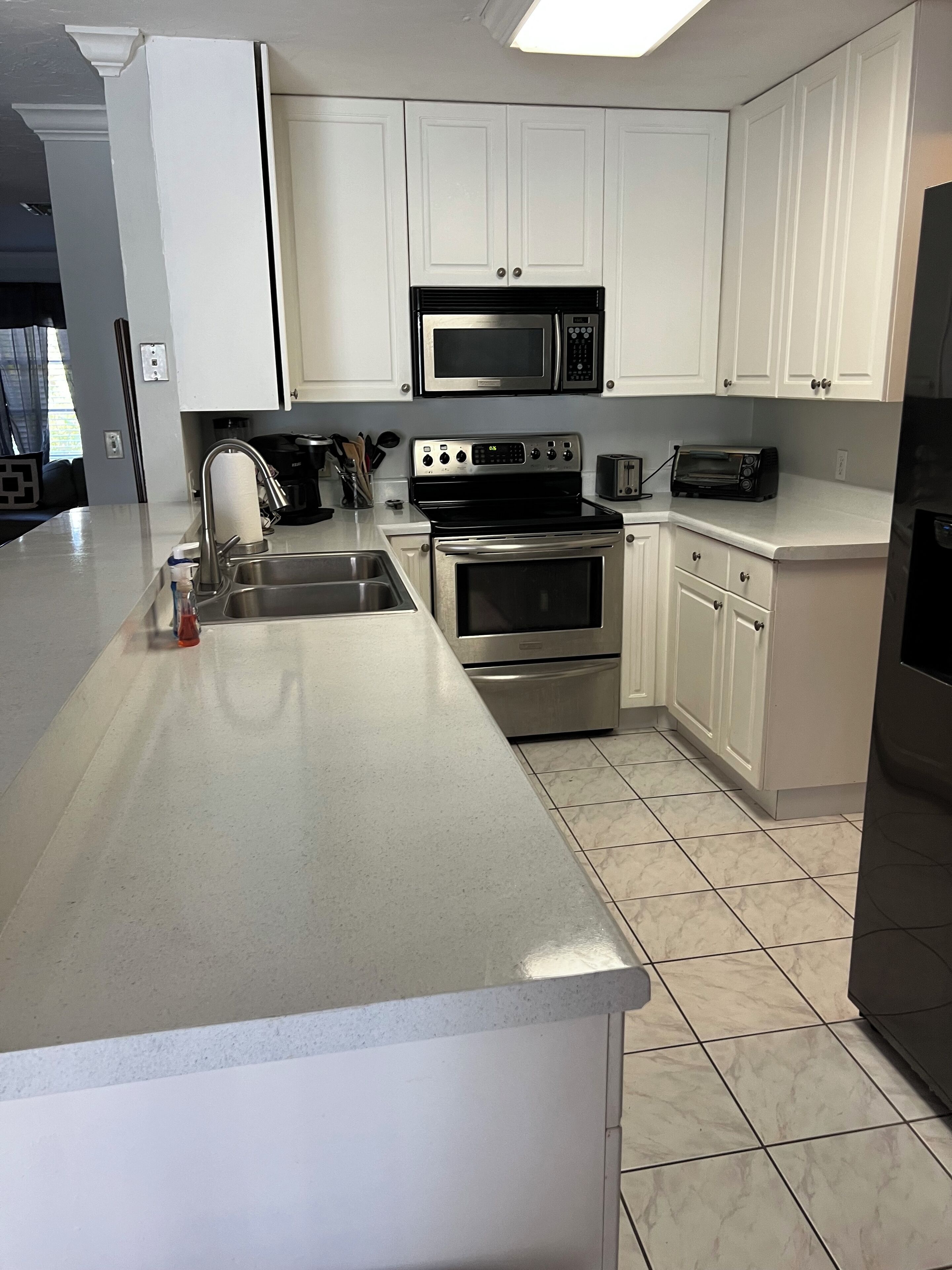 Kylskåp, mikrovågsugn, ugn och spishäll