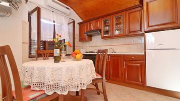 Fridge, oven, stovetop