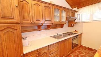 Fridge, oven, stovetop