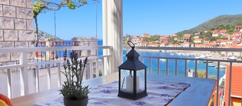 Apartments Peselj-Three Bedroom Apartment with Terrace and Sea View