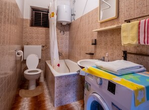 Bathtub, towels - Apartments Peselj-Three Bedroom Apartment with Terrace and Sea View (Smokvica)