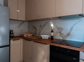 Réfrigérateur, un four, surface de cuisson