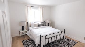 2 slaapkamers, een strijkplank/strijkijzer, gratis wifi, beddengoed