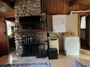 Tv, eldstad och böcker