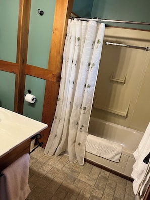 Hårtork, handdukar, tvål och schampo