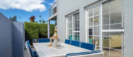 تناول الطعام بالخارج