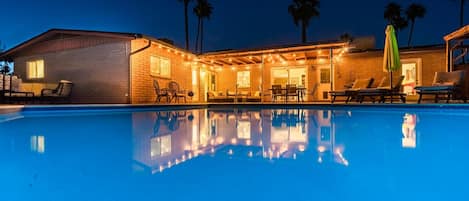 Una piscina al aire libre, una piscina climatizada