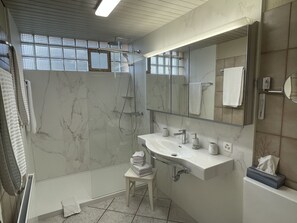 Séchoir à cheveux, serviettes fournies