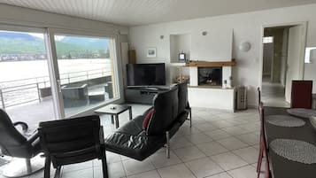 Flat-screen TV, fireplace, DVD player