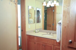 Set di cortesia gratuito, asciugacapelli, asciugamani