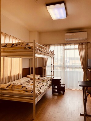 Quarto duplo (Bunk Bed) | Espaço de trabalho para notebook, cortinas blackout