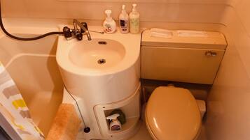 Bunk Bed Twin | Bathroom | Combined shower/tub, rainfall showerhead, free toiletries, hair dryer