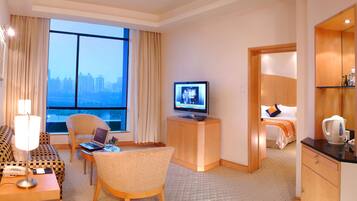 Suíte premier, 1 cama King | Frigobar, cofres nos quartos, escrivaninha, cortinas blackout