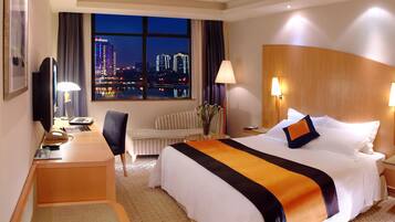 迷你吧、客房内保险箱、办公桌、遮光窗帘