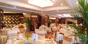 2 restaurants; ze serveren er ontbijt, lunch en diner 