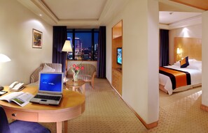 Superior suite, 1 kingsize bed | Een minibar, een kluis op de kamer, een bureau, verduisterende gordijnen