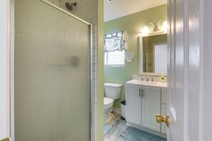 Une salle de bain avec des toilettes, un lavabo et un meuble de rangement.