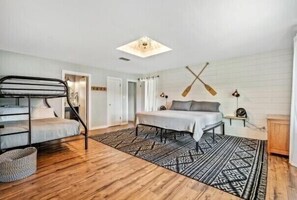 3 bedrooms, desk, travel crib, free WiFi - ISLAND DREAM!  Chef's Kitchen! Boat rental! Maui mat/ Kayak/SUP/game room (Murchison)