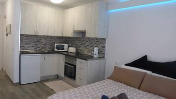 Strygejern/strygebræt, internetforbindelse, sengetøj