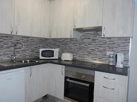 Frigorífico, microondas, horno y tostadora