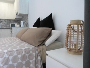 Iron/ironing board, Internet, bed sheets