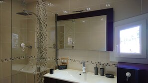 Ensemble douche/baignoire, sĂšche-cheveux, bidet, serviettes fournies