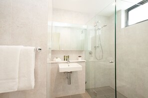 Appartamento Premier, 1 camera da letto | Bagno | Doccia, asciugamani, sapone, shampoo