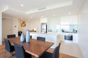 Premium-Apartment, 3 Schlafzimmer | Essbereich im Zimmer